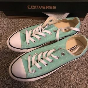 Brand New Converse Size 7 women’s